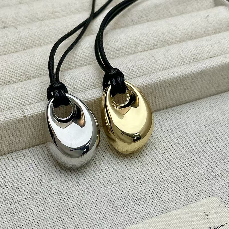 Mens Fashion Trend 2026 - Kalung Liontin Kacang Warna Perak Tali